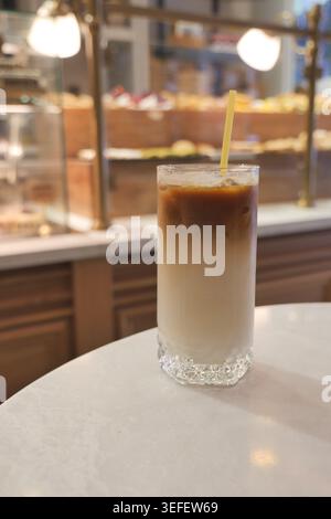Eiskaffee steht auf einem Tisch in einem Café Stockfoto