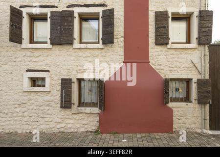 Blick auf die Außenfassade eines typischen Landhauses in Norditalien Stockfoto