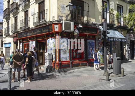 Madrid, Spanien, September 2022. Typische Taverne mit Blick auf eine Straße im Stadtzentrum Stockfoto