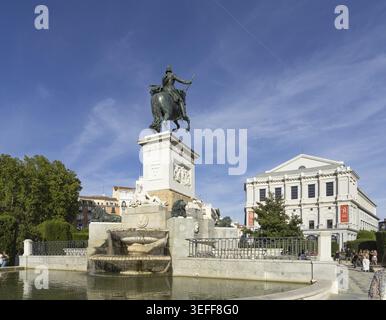 Madrid, Spanien, September 2022. Blick auf das Reiterdenkmal von Philipp IV. Und das königliche Theatergebäude im Hintergrund im Stadtzentrum Stockfoto