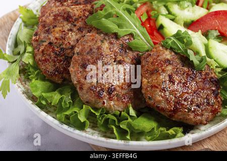 Gebratene Schnitzel, gemischtes Hackfleisch, mit Gemüsesalat, hausgemacht, Blick von oben, keine Personen Stockfoto