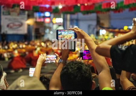 Zuschauer in der Menge, die Videos des Street Dance Festivals auf Mobiltelefonen aufnehmen Stockfoto