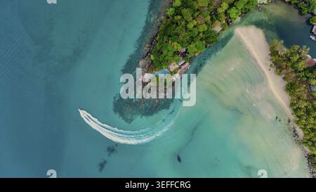 Drohnenansicht, Luftaufnahme, halbrund, tropischer Regenwald, Yacht, Boot, schöne Insel, Lagune, tropischer Strand, Urlaub, Riff, Strandresort, Touri Stockfoto