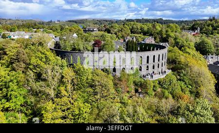 Der historische McCaig’s Tower erhebt sich über Oban und bietet ein markantes Wahrzeichen, umgeben von üppigem Grün und einer atemberaubenden Aussicht auf das Highland Stockfoto