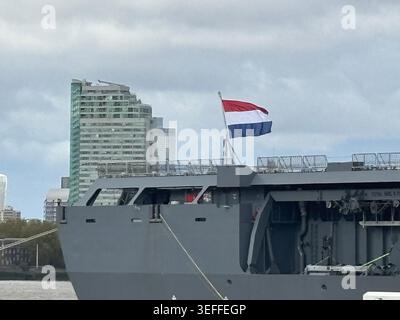 NAHAUFNAHME DES AMPHIBIENTRANSPORTDOCKS DER ROYAL NETHERLANDS NAVY HNLMS JOHAN DE WITT L801, DER DIE NIEDERLÄNDISCHE FLAF BEI EINEM BESUCH DER THEMSE GREENWICH FLIEGT Stockfoto