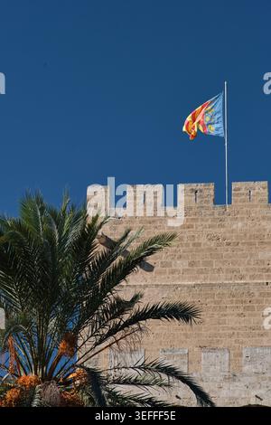 Die Serranos-Türme in Valencia und die Flagge von Valencia Stockfoto
