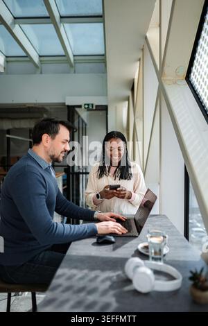 Verschiedene Geschäftsleute arbeiten mit Technologie zusammen Stockfoto