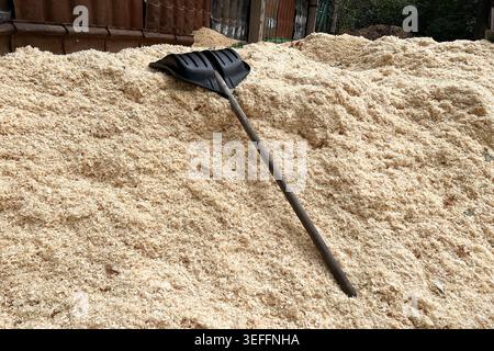 Sägespäne mit Schaufel für Abfälle aus der Biomasseindustrie Stockfoto