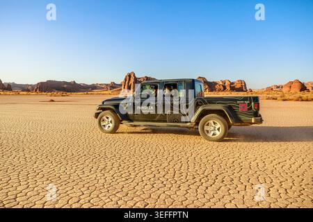 Alula, Saudi-Arabien, 5. Januar 2025: Geländewagen, der auf unbefestigten Straßen durch hoch aufragende Sandsteinformationen im Alula Sharaan Nature Reserve in A fährt Stockfoto