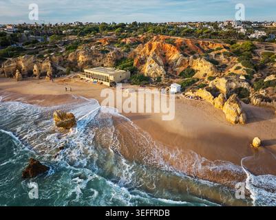 Aus der Vogelperspektive auf die schäumenden Wellen des Atlantiks, die sich über den Sand am Strand Praia de Sao Rafael ausbreiten. Stockfoto