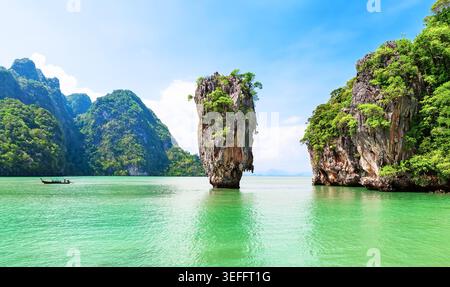 Berühmte Kalksteinsäule auf James Bond Island in der Bucht von Phang Nga, in der Nähe von Phuket in Thailand. Legendäre vertikale Karstformation, die sich aus smaragdgrünen Gewässern erhebt Stockfoto