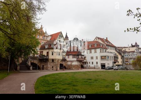 ESSLINGEN, DEUTSCHLAND - 13. APRIL 2026: Malerischer Blick auf die historische Innere Brucke mit traditionellen Häusern über dem Kanal und dem Maille-Park Stockfoto