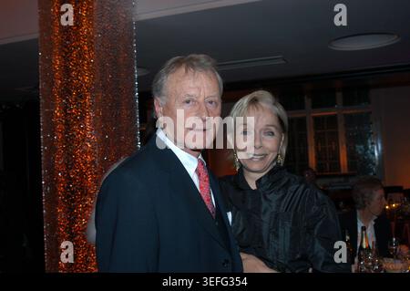 Helmuth Lohner und Monika Peitsch sind Gäste bei der ARD-Gala in Hamburg, die Christiane Hörbiger für ihre 50-jährige Filmkarriere ehrt. Die Sendung wurde am 26. Mai 2005 im Ersten ausgestrahlt. Die Aufnahme entstand am 9. April 2005 in Hamburg. Stockfoto