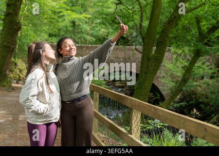 Junge Freunde machen Selfie während eines Naturwandels Stockfoto