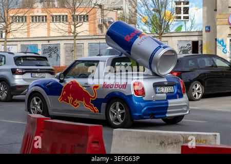 Warschau, Polen - 13. April 2026: Der Miniwagen mit der Marke Red Bull verfügt über eine riesige Nachbildung der Energy Drink Dose auf dem Dach, die den cleveren guerri zeigt Stockfoto