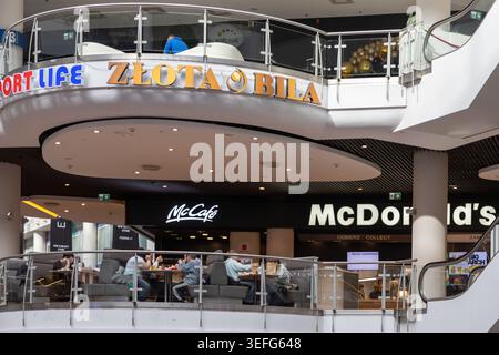 Warschau, Polen - 13. April 2026: McDonalds Fast-Food-Filiale in einem kommerziellen Einkaufszentrum, in dem Gäste in einem ungezwungenen Sitzbereich speisen Stockfoto