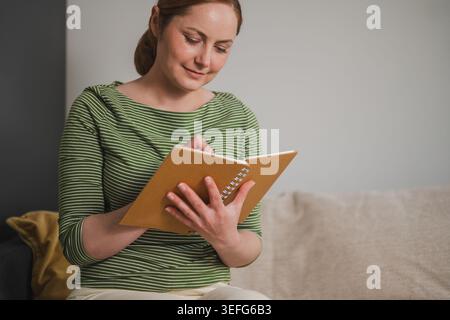 Planung und persönliches Organisationskonzept mit der Frau, die Notizen schreibt Stockfoto