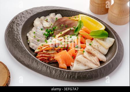 Gemischte Vorspeisenplatte mit Fisch in Scheiben und Zitrone Stockfoto