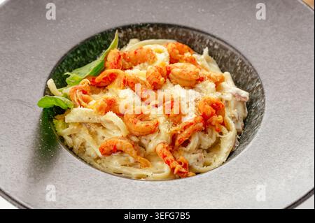 Fettuccine mit Krebsschwänzen in einer cremigen Käsesauce Stockfoto
