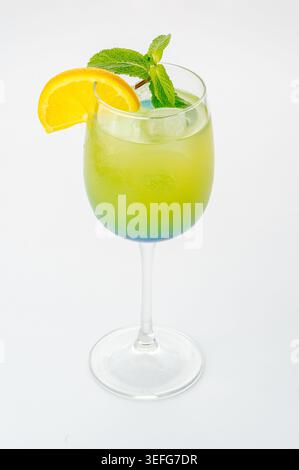 Erfrischender grüner Cocktail garniert mit Orangenscheibe Stockfoto