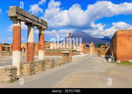 Das Forum Pompeji und der Vesuv. Pompeji in der Nähe von Neapel in der Region Kampanien in Italien. Stockfoto
