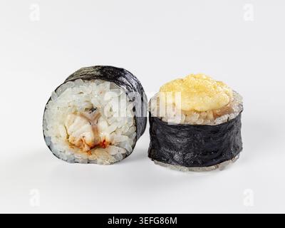 Eine Nahaufnahme von zwei Sushi-Rollen, isoliert auf einem sauberen weißen Hintergrund. Ein traditionelles Maki mit Fisch und ein gebackenes Brötchen mit cremigem gelbem Topping. Mi Stockfoto