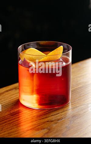Klassischer roter Cocktail mit Orangengeschmack an einer Bar Stockfoto