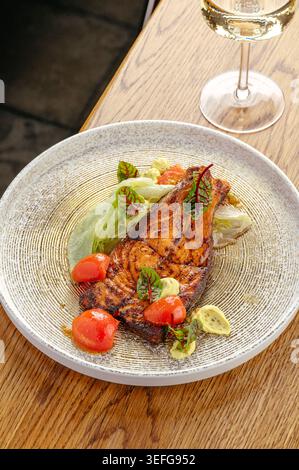 Gourmet gegrilltes Lachsfilet mit frischem Gemüse Stockfoto