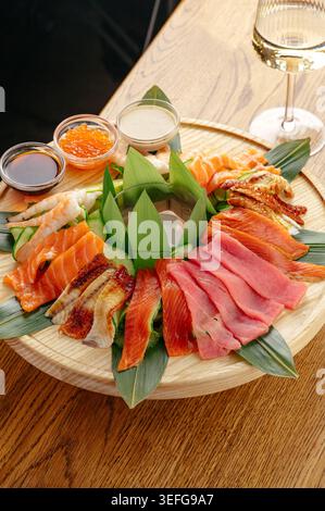 Frische Sashimi-Platte auf einem Holztisch Stockfoto