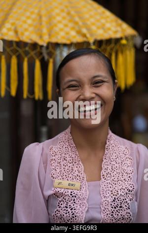 Lachende balinesische Frau in rosa Kebaya, Munduk, Bali Stockfoto