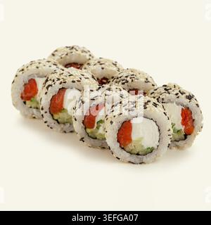 Sesam-Sushi-Brötchen mit Lachs und Frischkäse Stockfoto