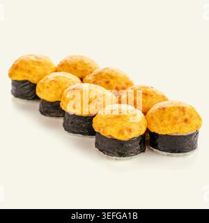 Heiß gebackene Sushi-Brötchen mit Käsedeckel Stockfoto