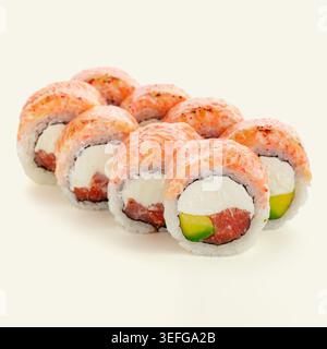 Eine köstliche Reihe gebackener Thunfisch- und Avocado-Sushi-Brötchen Stockfoto