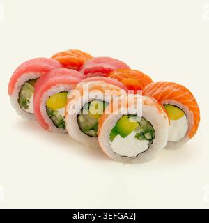 Frischer Thunfisch, Lachs und Shrimps-Sushi-Brötchen Stockfoto