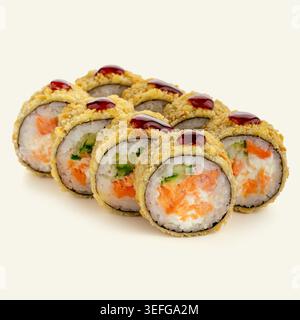 Knusprig gebratene Tempura-Sushi-Brötchen mit Lachs und Gurke Stockfoto