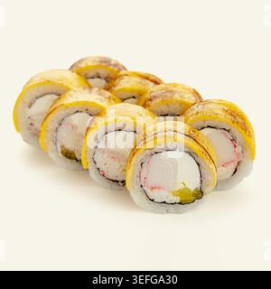 Käse-Sushi-Brötchen mit Krabbenstab und Gurke Stockfoto