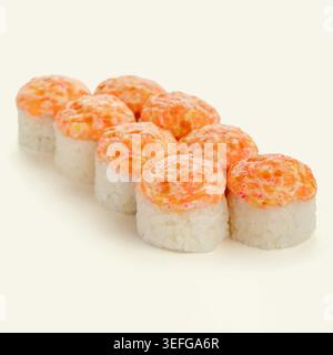 Eine Reihe gebackener, cremiger Tobiko-Sushi-Brötchen Stockfoto