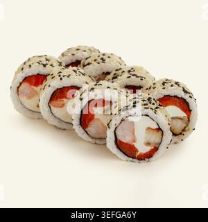 Set aus Sushi-Brötchen mit Sesamsamen Stockfoto
