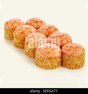 Set köstlicher gebackener Sushi-Brötchen mit Sesamsamen Stockfoto