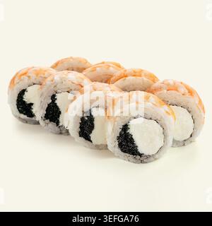 Sushi-Brötchen mit Shrimps und Frischkäse und Kaviar Stockfoto