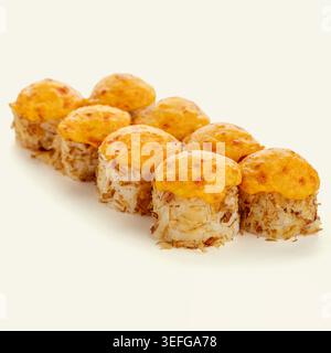 Set köstlicher gebackener Sushi-Brötchen auf weißem Hintergrund Stockfoto
