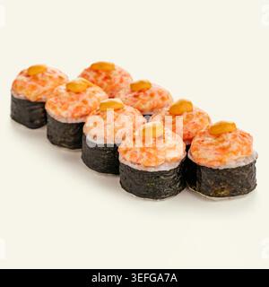 Set köstlicher gebackener Sushi-Brötchen auf weiß Stockfoto