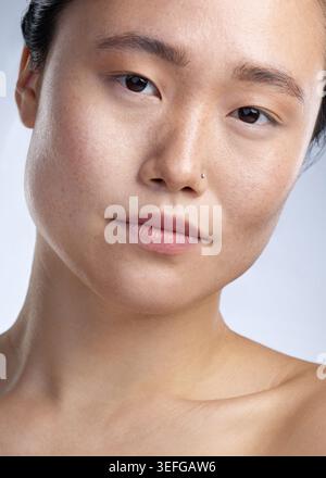 Gesicht, Frau und natürlich mit Hautpflege im Studio, Wellness oder gesundes Glow mit Anti-Aging. Asiatischer Mensch, Porträt und ernst für saubere Dermatologie Stockfoto