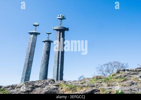 Stavanger Norwegen, 3. Mai 2026, das berühmte Sverd i fjell (Swords in Rock) Denkmal, drei riesige Bronzeschwerter, die in den felsigen Hügel unter einem blauen gepflanzt wurden Stockfoto