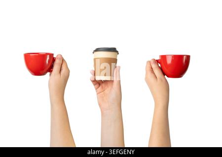 Hand hält Tasse isoliert, leere rote Tasse in den Händen, Kaffeetasse, Teetasse, Heißgetränk Mockup, Tasse in Armen auf weißem Hintergrund mit Kopierraum für Text Sid Stockfoto