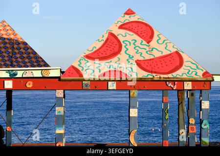 Goldene Stunde im Casa Anacaona Kunstwerk von Sol Calero, am frühen Morgen in Folkestone, Kent, England, Großbritannien Stockfoto