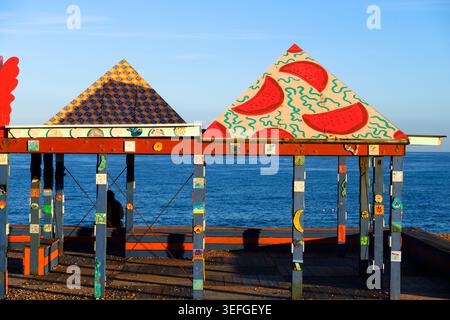 Goldene Stunde im Casa Anacaona Kunstwerk von Sol Calero, am frühen Morgen in Folkestone, Kent, England, Großbritannien Stockfoto