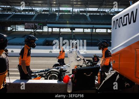Indianapolis, Usa. Mai 2026. Aarons McLaren-Fahrer Pato O”Ward steigt während der Happy Hour am dritten Trainingstag für den Indy 500 auf dem Indianapolis Motor Speedway in sein Auto. Das Training für das Rennen ist Teil des Rennplans, der in die Indianapolis 500 mündet. Quelle: SOPA Images Limited/Alamy Live News Stockfoto