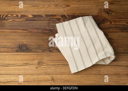 Küchenserviette Mockup, gestreiftes Handtuch auf Holztisch mit Kopierraum für Text, Tischdecke Banner, Restaurant Dishcloth Mock Up, Tischdecke auf Holz Ba Stockfoto