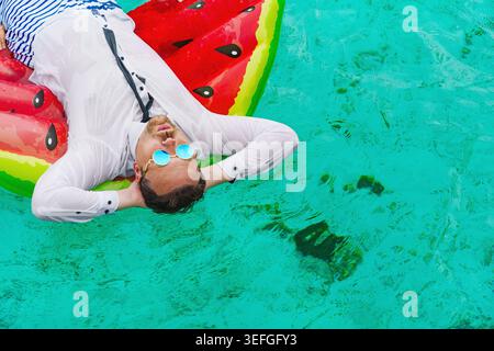 Im Urlaub. Geschäftsmann bereit für ihren Urlaub. Träumen von einem Urlaubskonzept. Stockfoto